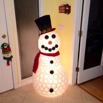 Χιονάνθρωπος από πλαστικά κύπελλα