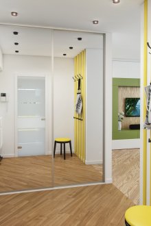 Κίτρινες σανίδες και λευκοί τοίχοι στο διάδρομο