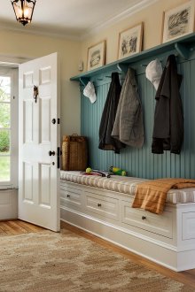 Πράσινη κρεμάστρα και μπεζ ταπετσαρία στο διάδρομο