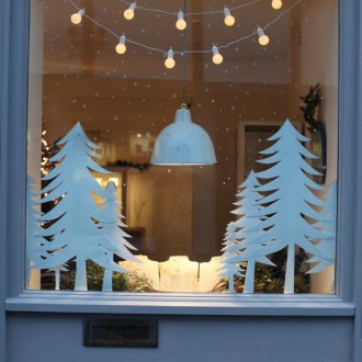 Crafts σε ένα παράθυρο από χαρτί για το νέο έτος