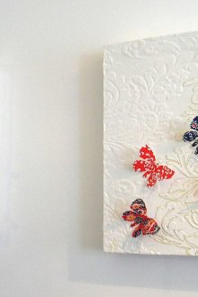 Υφάσματα με γύψο και πεταλούδες για τη διακόσμηση των τοίχων του διαδρόμου