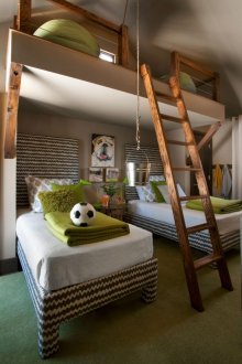 Σκάλα από μασίφ ξύλο στο φυτώριο