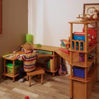 Γωνιακό τραπέζι από μασίφ ξύλο στο φυτώριο