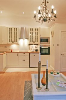 Κουζίνα με βανίλια χρώμα στο διαμέρισμα στούντιο