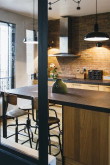 Ξύλινη κουζίνα κάτω από ένα τούβλο