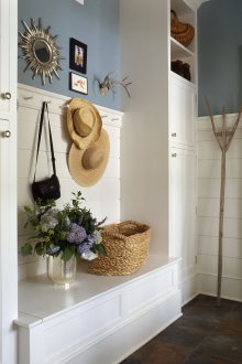 Βάζα, διακοσμήσεις καλαθιών και τοίχων για τη διακόσμηση της αίθουσας εισόδου