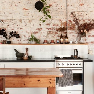 Κουζίνα κάτω από το ηλικιωμένο τούβλο