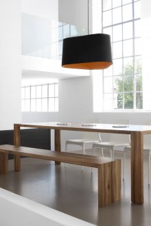 Σκληρό ξύλινο τραπέζι σε στυλ μινιμαλισμού