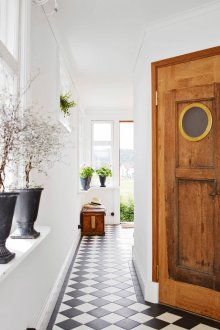 Λευκοί τοίχοι στο διάδρομο