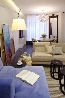 Σχεδιασμός ενός δωματίου Χρουστσόφ με καναπέ