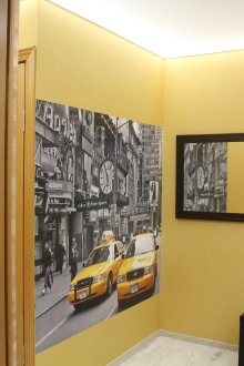 Κίτρινη ταπετσαρία στο διάδρομο