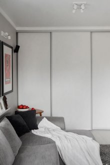 Συρόμενη ντουλάπα σε ένα διαμέρισμα ενός δωματίου