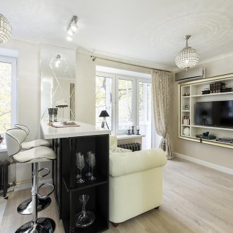 Σχεδιασμός ενός δωματίου Χρουστσόφ στο νεοκλασικό στυλ