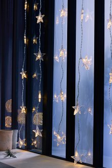 Διακόσμηση των παραθύρων με μια γιρλάντα για το νέο έτος