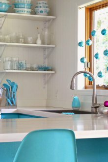 Διακόσμηση παράθυρα με μπλε μπάλες για το νέο έτος