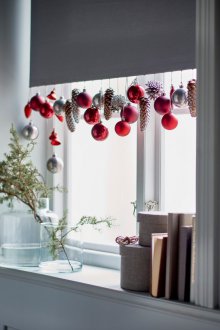 Διακόσμηση των παραθύρων με παιχνίδια για το νέο έτος