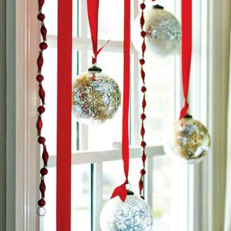 Διακόσμηση παραθύρων με κορδέλες για το νέο έτος