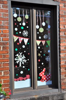 Διακόσμηση των παραθύρων με αυτοκόλλητα για το νέο έτος