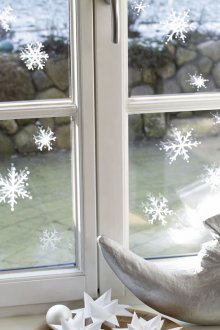 Διακόσμηση των παραθύρων για το νέο έτος με νιφάδες χιονιού
