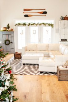 Διακόσμηση παραθύρων για το νέο έτος με κλαδιά πεύκου