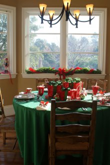 Διακόσμηση των παραθύρων στην τραπεζαρία για το νέο έτος