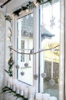 Διακόσμηση παραθύρων για το νέο έτος με κεριά