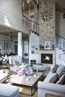 Τζάκι σε μοντέρνο εσωτερικό εξοχικής κατοικίας