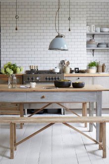 Κουζίνα εσωτερικό ενός εξοχικού σπιτιού