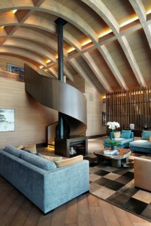 Σκάλες στο εσωτερικό ενός εξοχικού σπιτιού