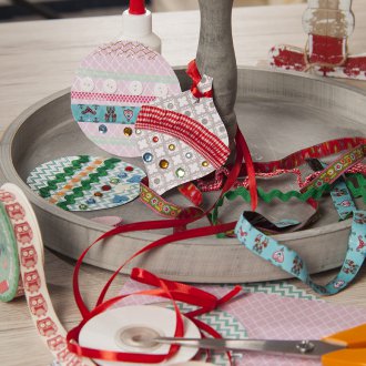 Χριστουγεννιάτικα στολίδια από χρωματιστό χαρτί