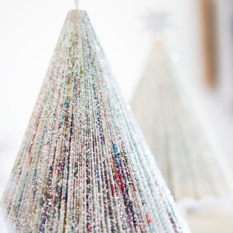 Χριστουγεννιάτικο δέντρο από φύλλα βιβλίων