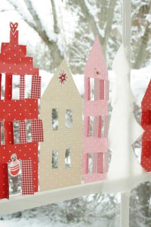 Χριστουγεννιάτικα στολίδια από χαρτί στο παράθυρο