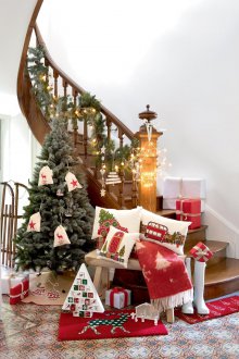 Χριστουγεννιάτικη διακόσμηση δέντρων σε οικολογικό στυλ.