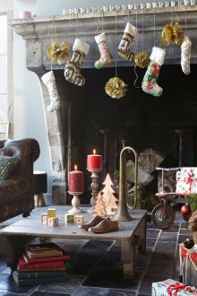 Χριστουγεννιάτικη διακόσμηση δέντρων σε στυλ χώρας