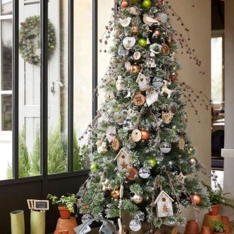 Χριστουγεννιάτικη διακόσμηση δέντρων σε ρουστίκ ύφος