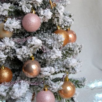 Χριστουγεννιάτικη διακόσμηση με μπάλες
