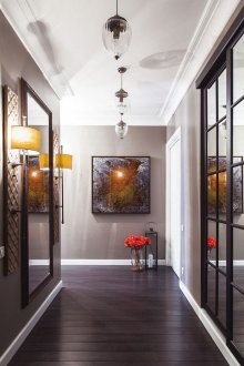 Γκρι ταπετσαρία στο διάδρομο