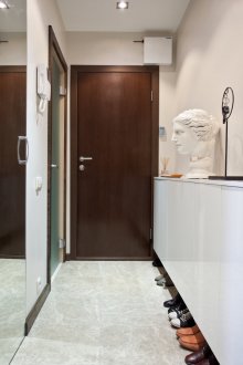 Διάδρομος με φωτεινούς απλούς τοίχους