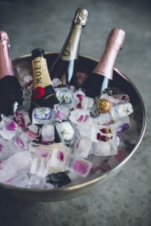 Πάγος με λουλούδια για τη σαμπάνια του νέου έτους