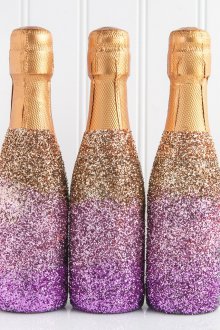 Διακόσμηση Πρωτοχρονιάς ενός μπουκαλιού σαμπάνιας σε μοβ