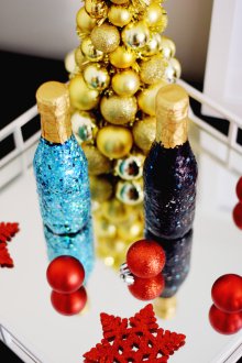 Πρωτοχρονιά διακόσμηση ενός μπουκαλιού σαμπάνιας