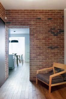 Τοίχο από τούβλα στο εσωτερικό του διαδρόμου