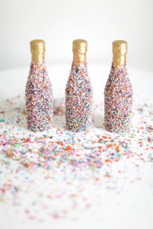 Χριστουγεννιάτικη διακόσμηση σαμπάνιας μπουκάλι conetti