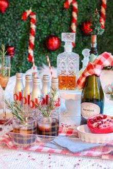 Χριστουγεννιάτικη διακόσμηση μπουκαλιών σαμπάνιας σε κόκκινο και λευκό