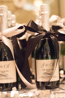 Πρωτοχρονιά διακόσμηση μπουκαλιών σαμπάνιας με κορδέλες