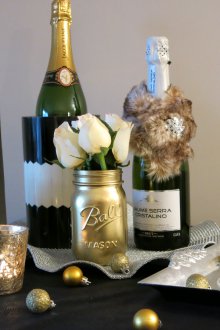 Πρωτοχρονιά διακόσμηση ενός μπουκαλιού σαμπάνιας με γούνα