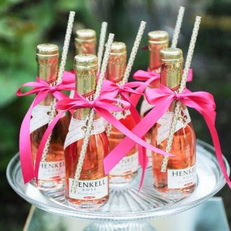 Πρωτοχρονιάτικο ντεκόρ ροζ μπουκάλι σαμπάνιας