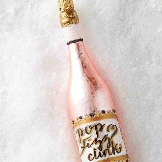 Νέο Έτος διακόσμηση ενός μπουκαλιού σαμπάνιας σε ροζ