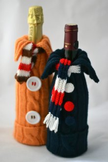 Πρωτοχρονιά διακόσμηση μπουκαλιού σαμπάνιας με πλεκτό κάλυμμα