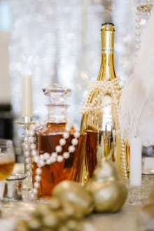 Πρωτοχρονιά διακόσμηση μπουκαλιών σαμπάνιας σε χρυσό χρώμα